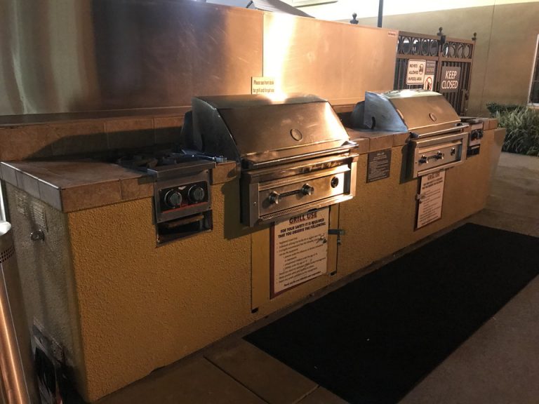 プールサイドにはバーベキューグリルがあり自由に使えるようになっていました