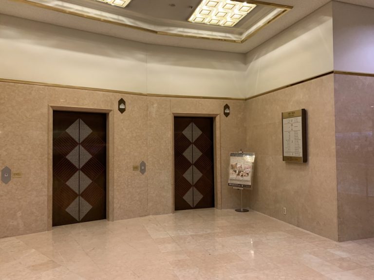 フロント階エレベーターホール