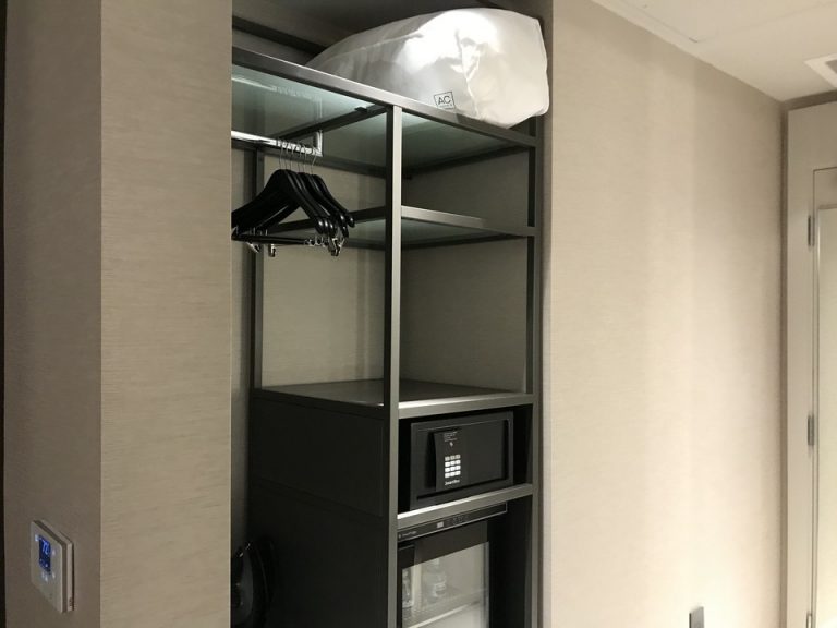 セキュリティーボックスが備え付けられたオープンカウンター