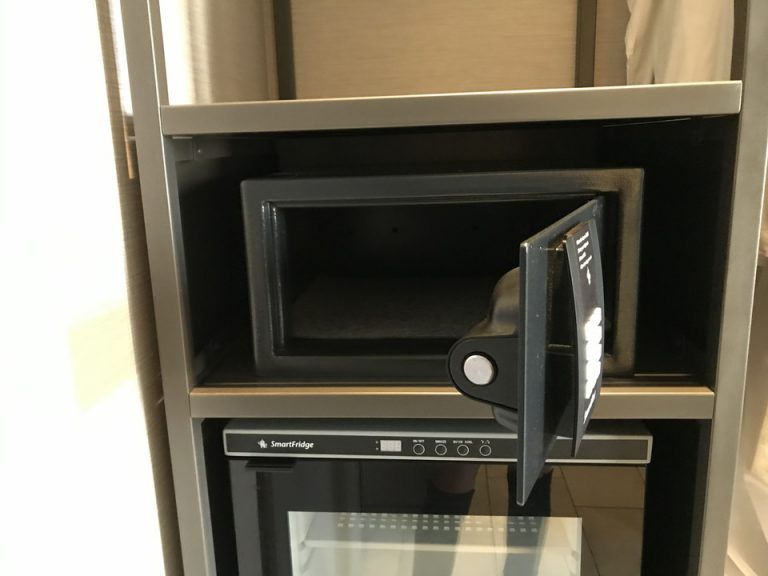 セイフティーの中はかろうじてノートパソコンが入るかな位のサイズでした