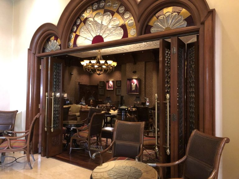 バーの入り口 拡大