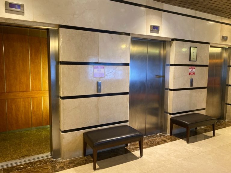 エレベーターホールフロント階