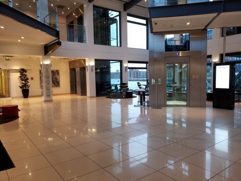 エレベーターホールフロント階