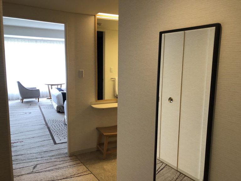 入口から全身ミラーと その先はパウダールーム