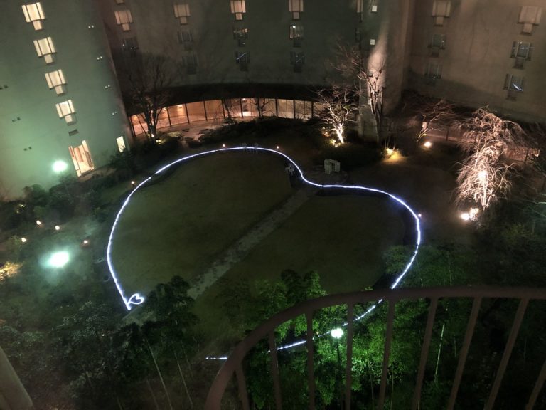 中庭ライトアップ 小さなハートから大きなハート