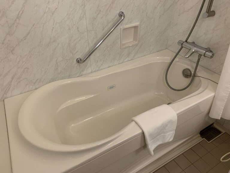 客室バスルームバスタブ2