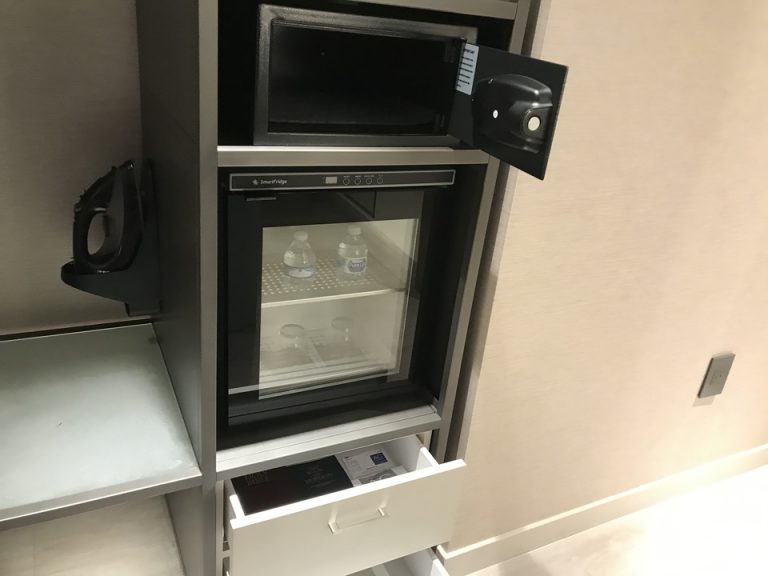 冷蔵庫にはグラスと水がセットされていました