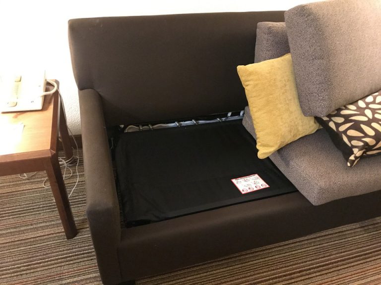 ソファーはベッドにもなりました