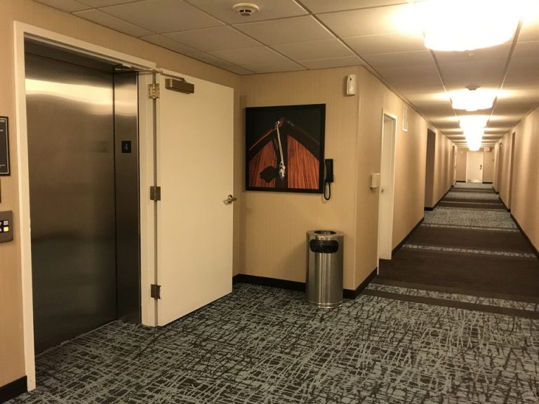 着室付近エレベーター