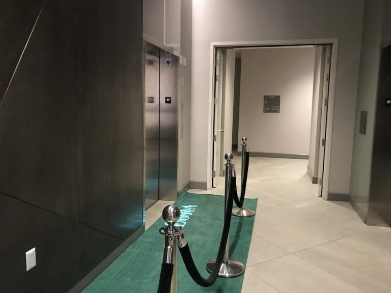 一階エレベーターホール 対面で一つはルーフトップバー専用のエレベーターになっていました