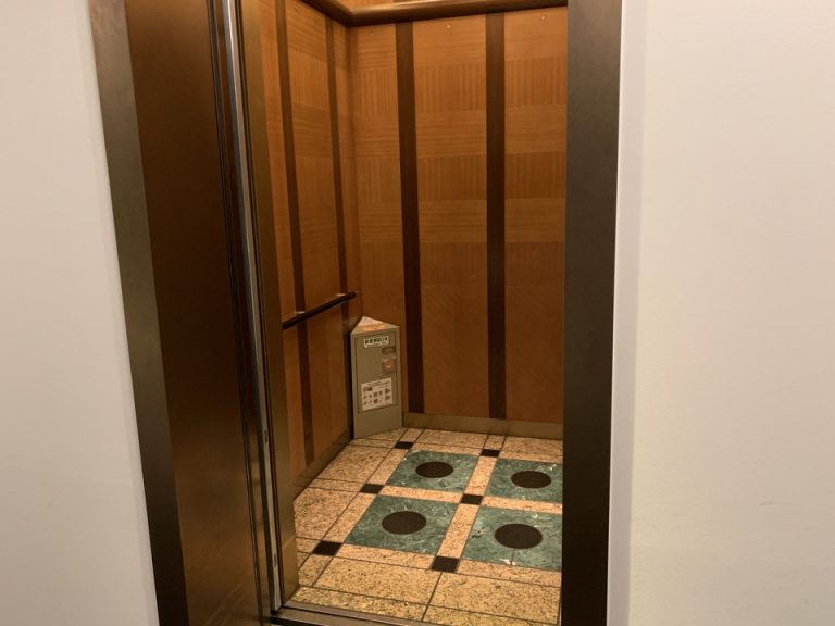 エレベーター内2