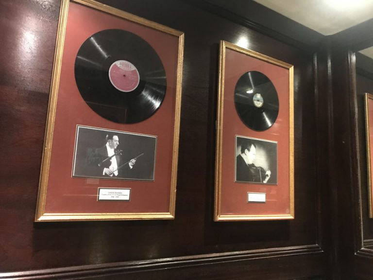 エレベーター内2