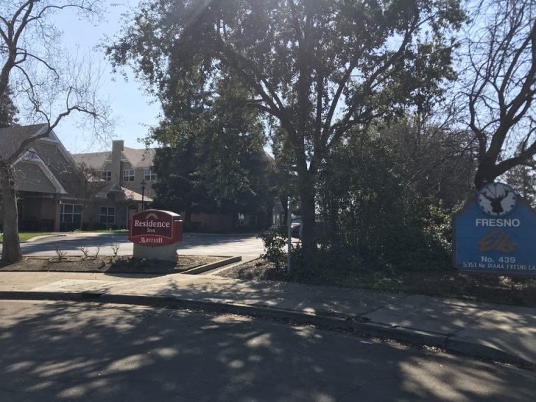 メイン道路から少し入ったホテルへのアクセス付近