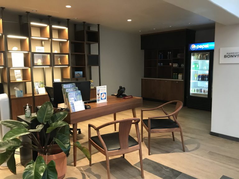 コンシェルジュデスク