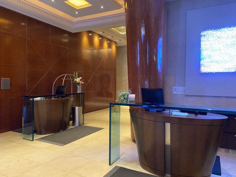 コンシェルジュデスク