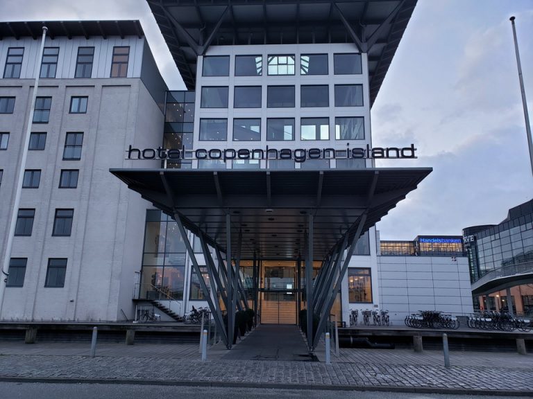 エントランス外観1