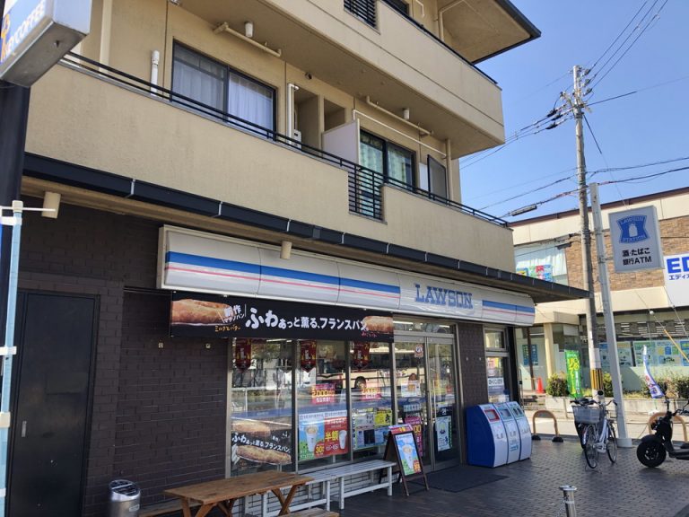 大通り沿いにコンビニ