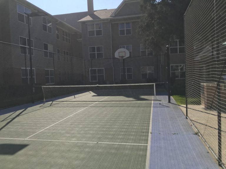 バスケットコート兼テニスコートもありました