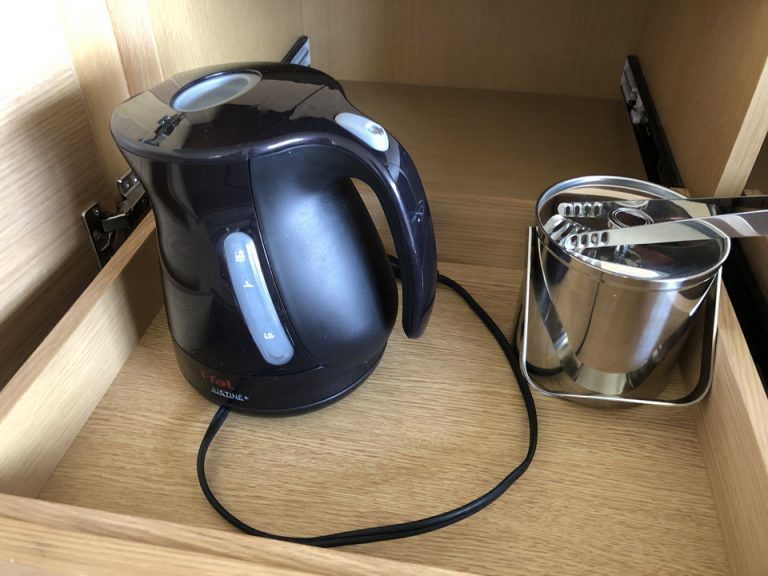 デスク 引き出し 電気ケトル