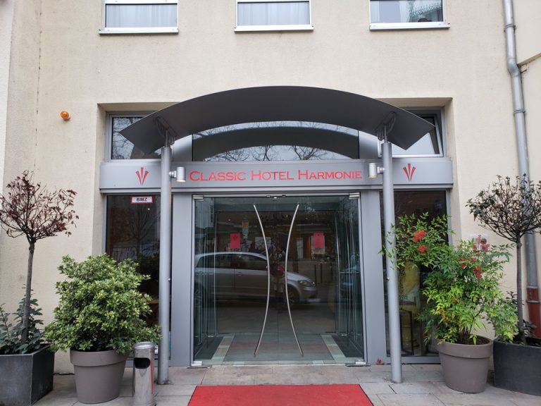 エントランス外観2