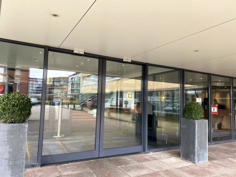 エントランス外観2