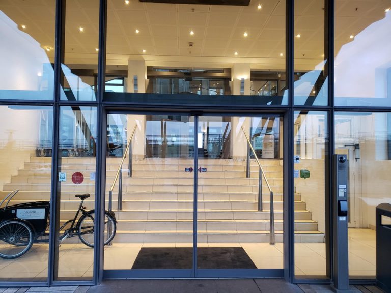 エントランス外観2