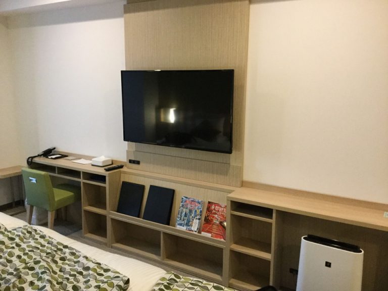 客室ベッド方向からTV1