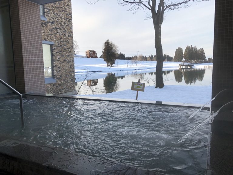 プールの外の露天風呂&打たせ湯