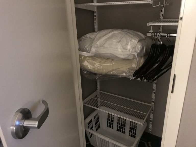 寝室1にも同じようにカゴブランケットがありました