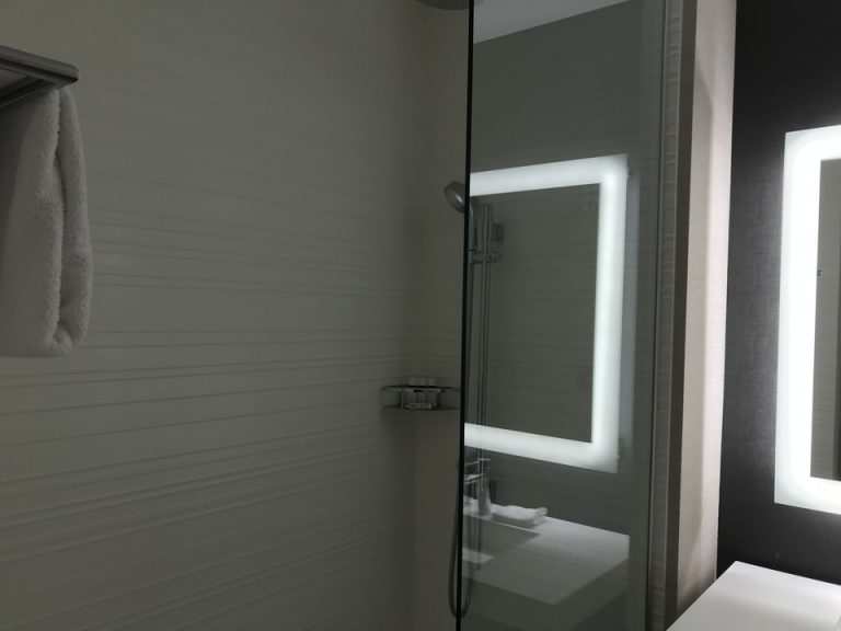 扉のない半分ガラスのシャワー