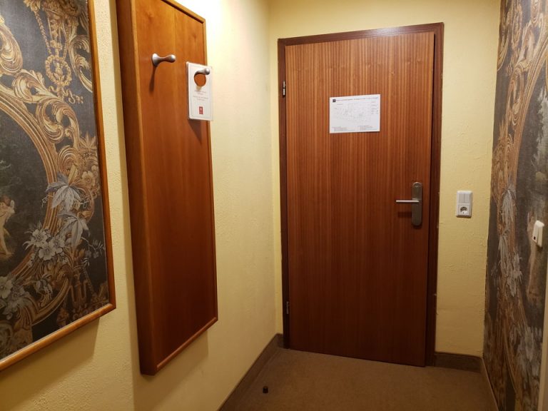 客室入口内観ドア