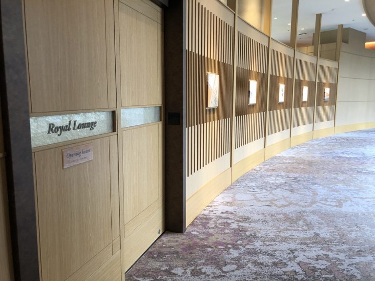 1Fロイヤルラウンジ入口と廊下