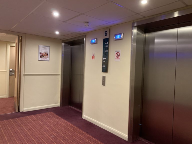 エレベーターホール客室階2