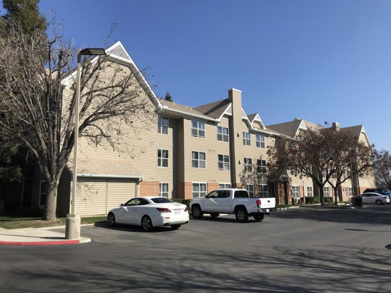 ホテル周りはこのように車がパークでき、それぞれ近い位置から部屋にアクセスできました