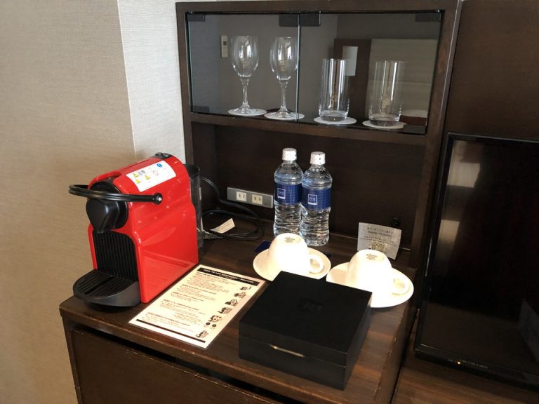 コーヒーマシーン、グラス、カップ、水