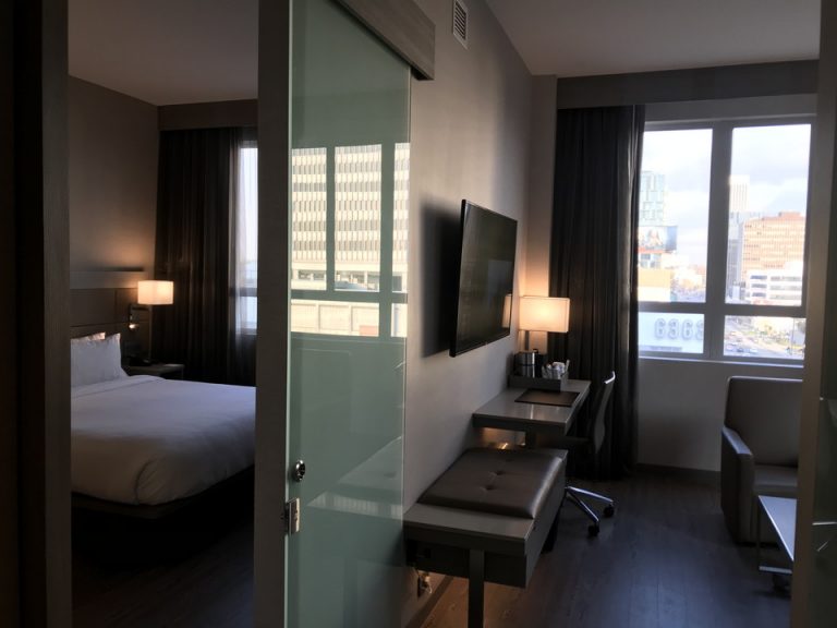 寝室とリビングスペースとのあいだにはガラスのスライドドアがありました