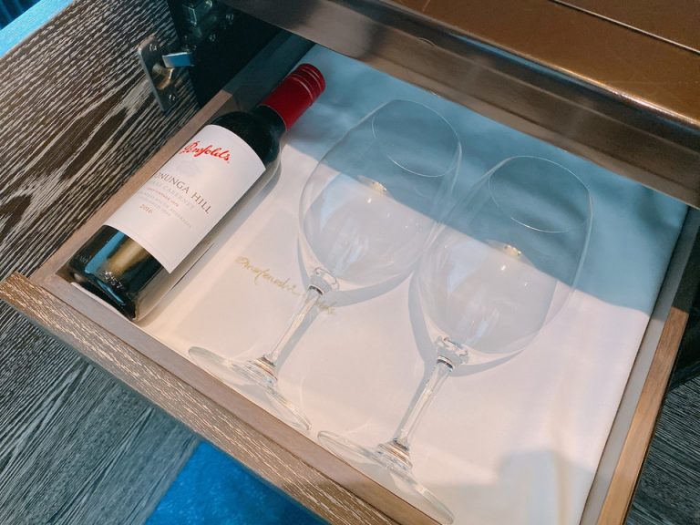 グラスと赤ワイン