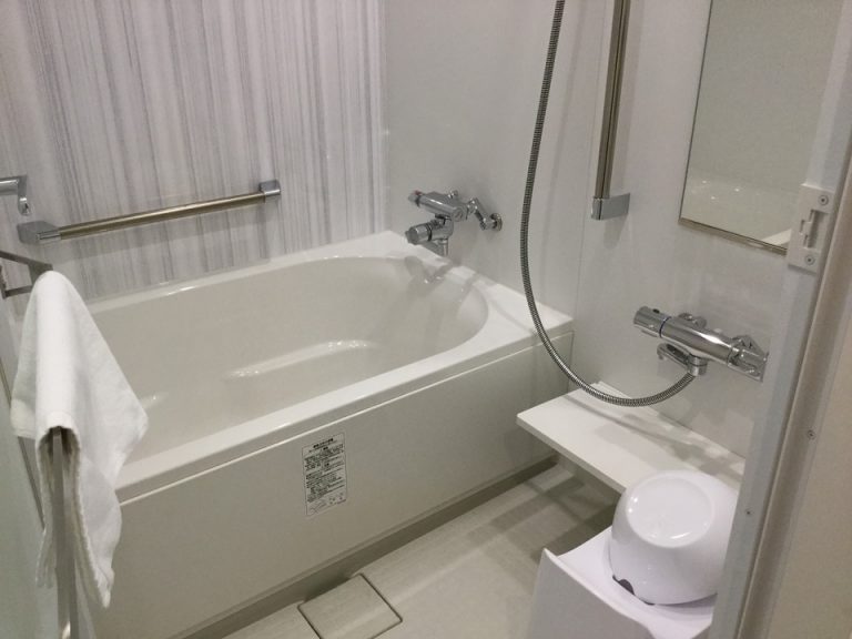 客室のバストイレバスルーム入口から全景