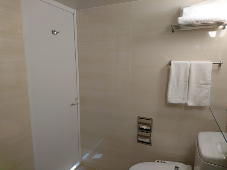 バスルームから入口方向