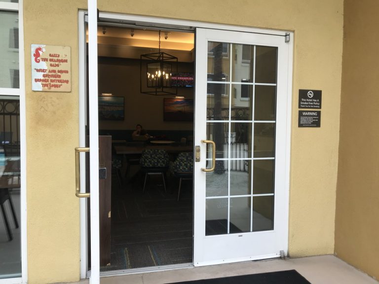 宿泊していた部屋からは中庭プールサイドのこの扉を抜けて入りました