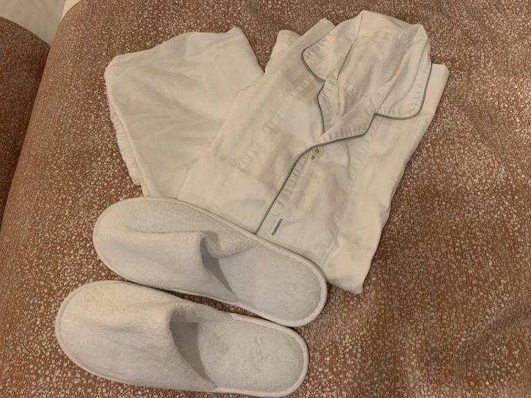 客室パジャマとスリッパ