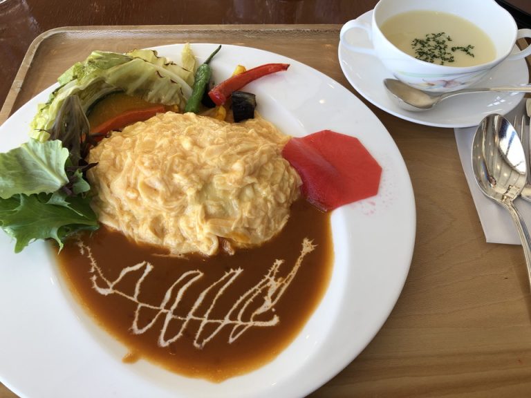 ランチ「紅ズワイ蟹ピラフのふわとろオムライス」@レストランアイリス