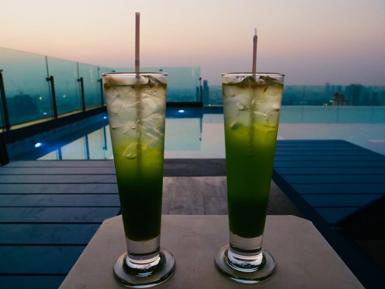 プールにてウエルカムドリンク