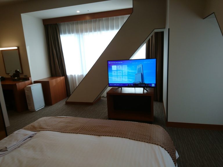 ベッド方向からTV