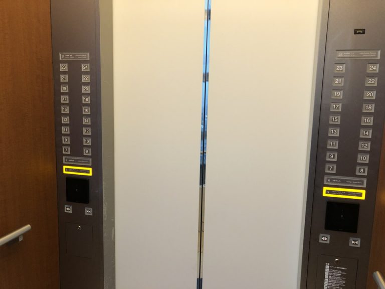 エレベーター内ドア