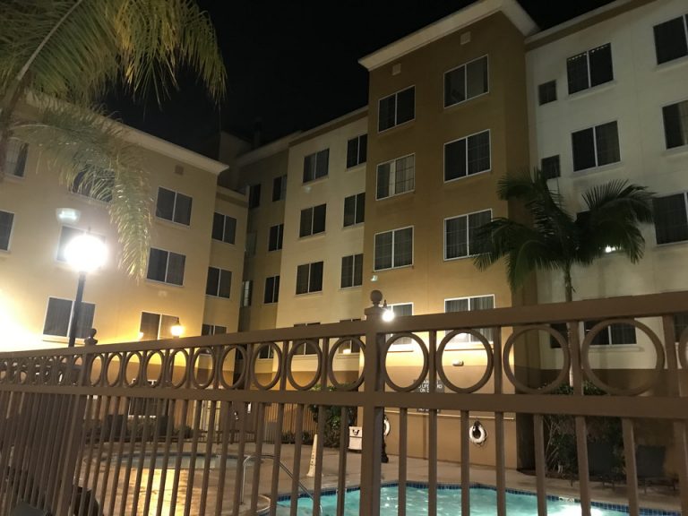 夜のプールはライトアップされていました