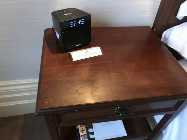 ベッド横テーブル