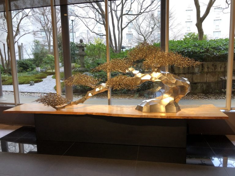 正面玄関のオブジェ 1Fロビー