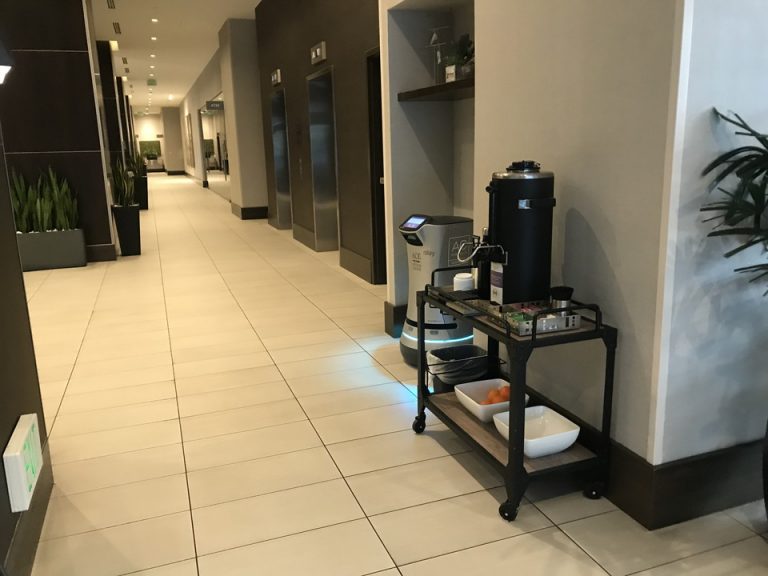 1階フロント前正面朝の時間にはフルーツやドリンクが置いてありました