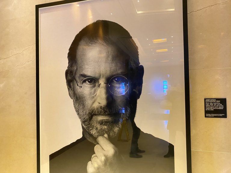 フロント奥、エレベーターの横に飾られていた写真